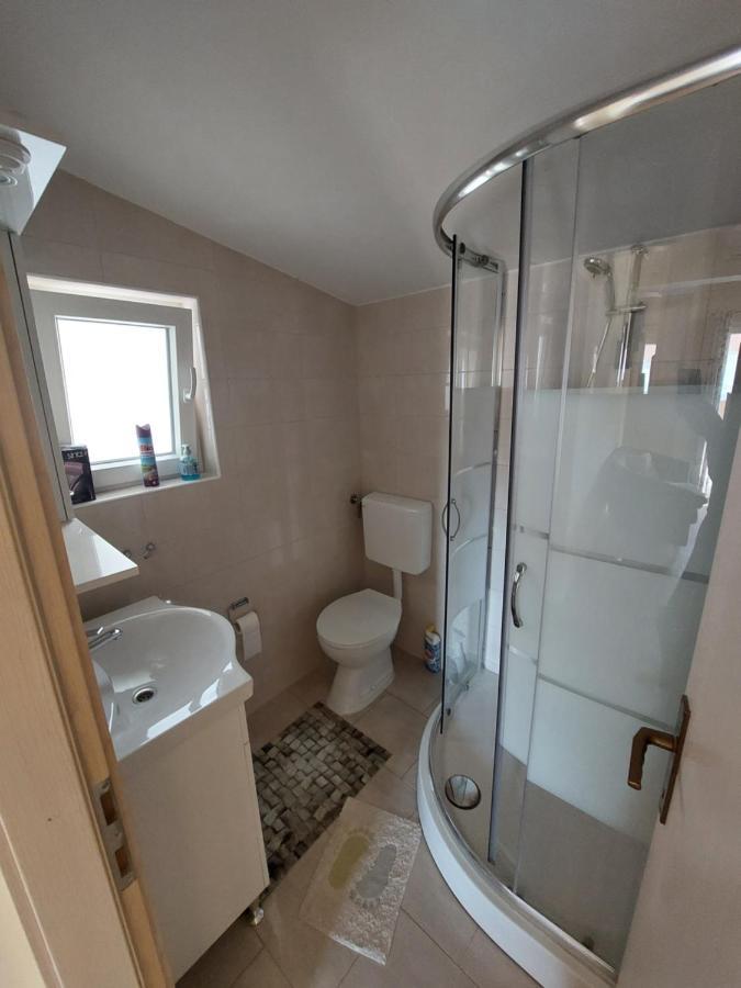 Apartmani Piskoric วีร์ ภายนอก รูปภาพ